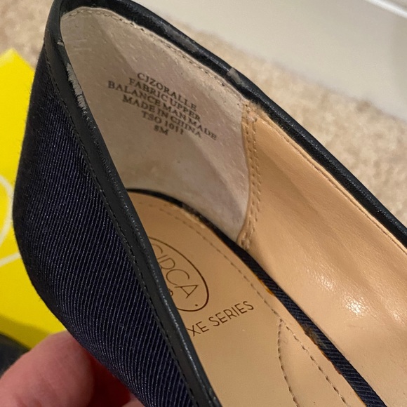 Circa Joan &David Navy Peep-Toe Heels with Gold Accent size 8M - Picture 5 of 7